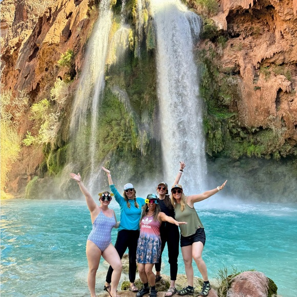 Hi! Welcome to my closet! I am Aileen ❤️ - Picture 11 of 16